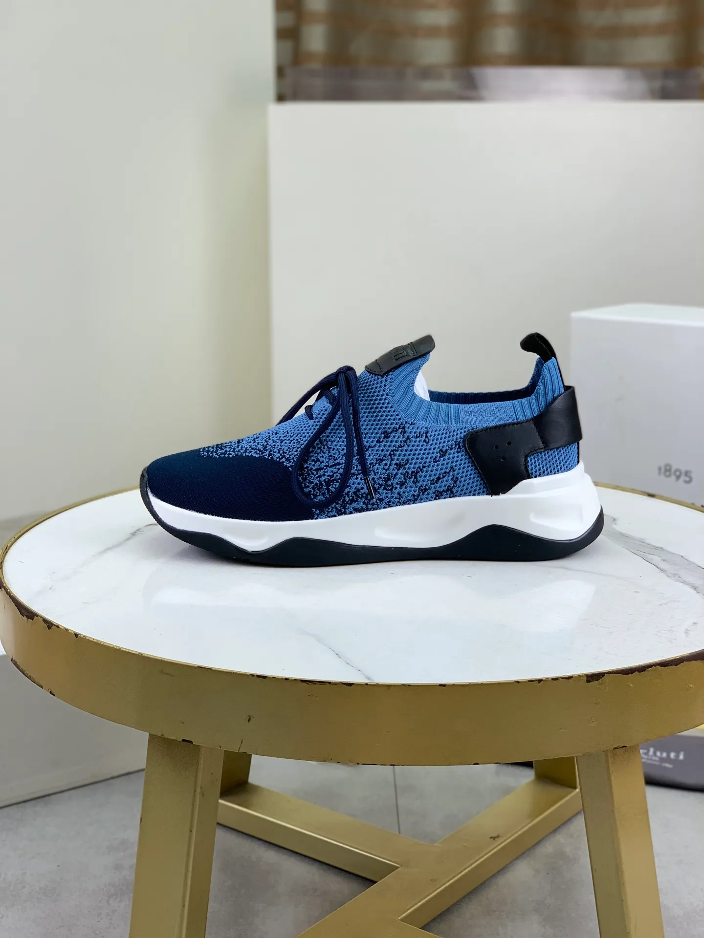 Factory price P680 💰Top purchasing quality💎💎Berlut* France's top men's shoes, the Berluti brand broke the rules in its debut and launched a new Edge shoe last. This model is hand-crafted with exquisite and fashionable fly-woven cowhide, a water-dyed cowhide lining, and an original color-blocked lightweight and wear-resistant rubber sole. This bold improvement of the iconic shoe last is of great significance to the creative work of its unique shape and edge width. On Alessandro shoes, this sharp-edged silhouette is made more see-through through Kris' bold and professional new Cloudy dyeing, making it classic and fashionable! Size: 39-45 (38 and 46 sizes can be customized)